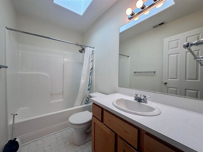 Building Photo - Charming Duplex 3 Bed 2 Bath w/ Double Car Garage and a Beautiful View in Portland!