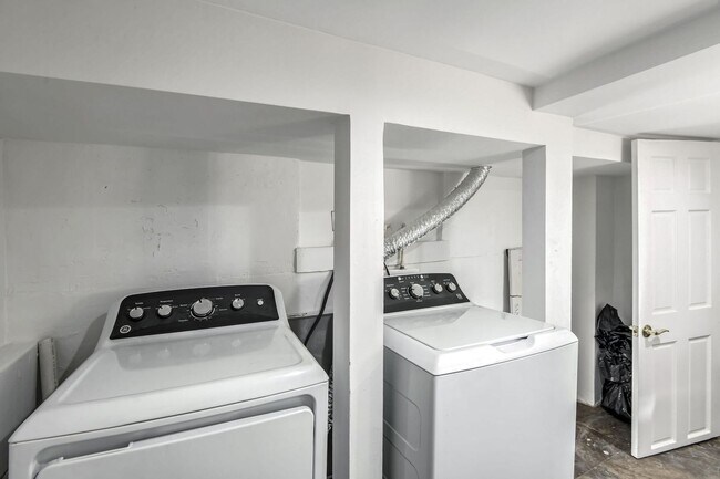Building Photo - Columbia Heights Apartment | 1 Bed | 1 Bath | 450 Sf