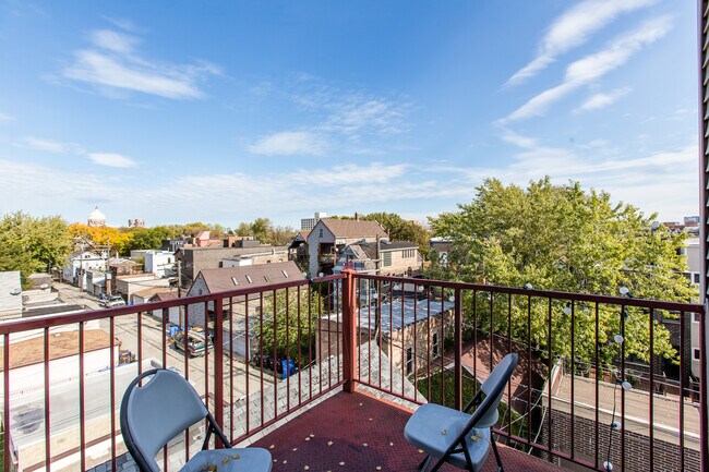 Building Photo - Massive 4bed/2bath DUPLEX in the HEART of Bucktown/Wicker Park! In-Unit Laundry! Central Air!