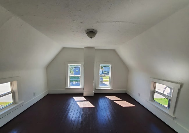 Building Photo - Spacious 2 story home near OTC