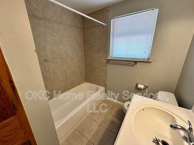 Building Photo - 804 E Steed Dr