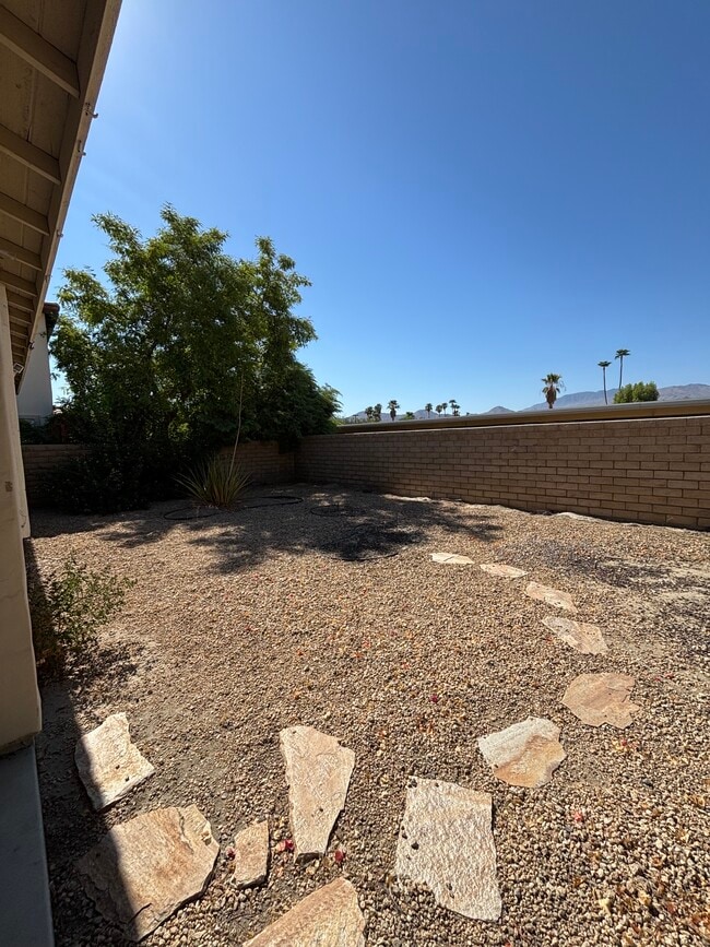 Building Photo - 595 Vista Bonita