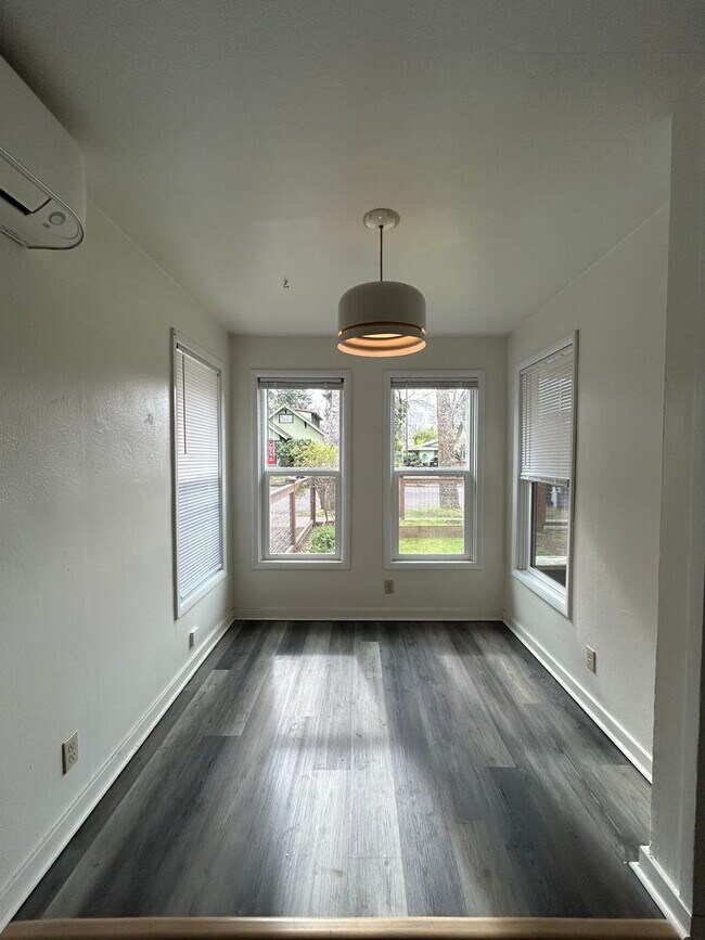 Building Photo - 1131 W 8th Ave