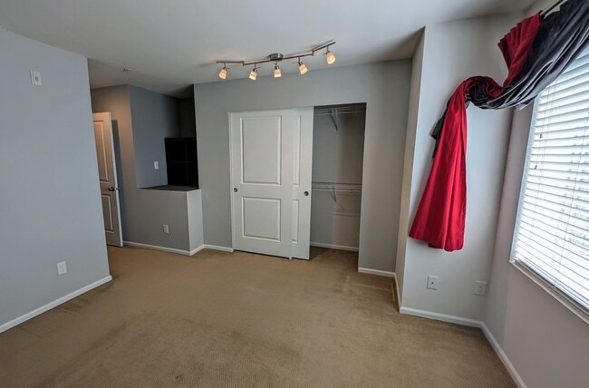 Building Photo - North Lynnwood Spacious Townhome with 2 car garage