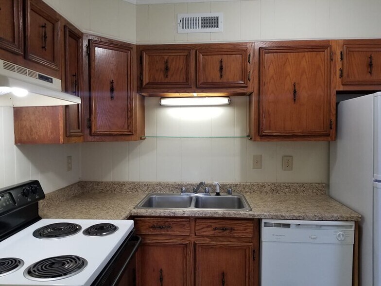 Kitchen - 225 Baugh Ln NE