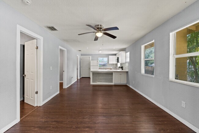 Building Photo - 901 Vine Ave