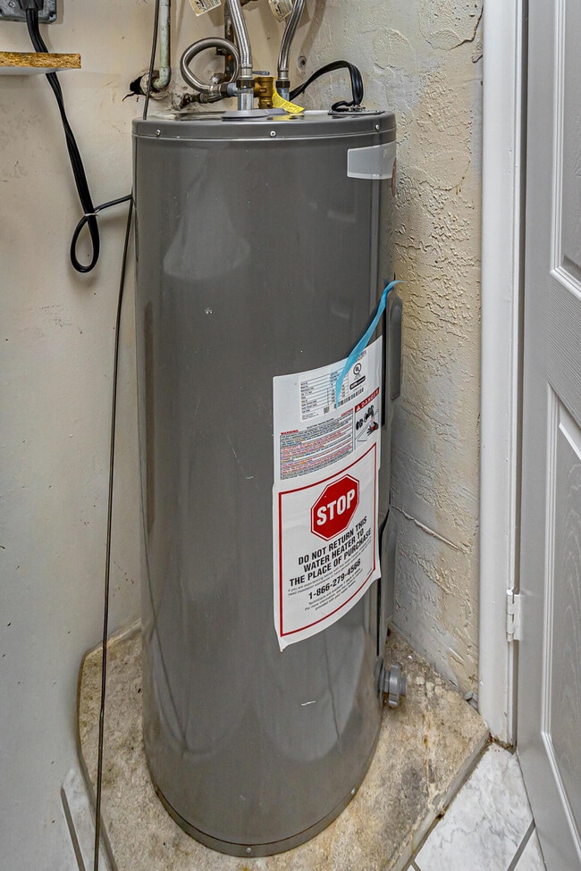 Building Photo - 2734 Ponce De Leon Blvd