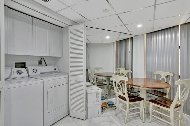 Building Photo - 1167 Hillsboro Mile