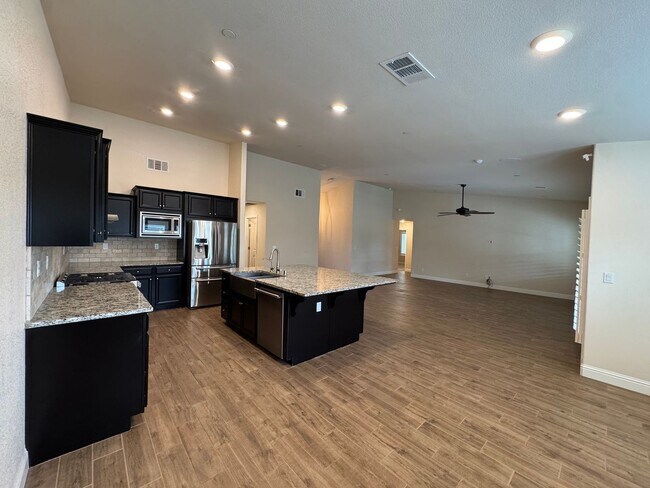 Building Photo - 493 Crescent Ln