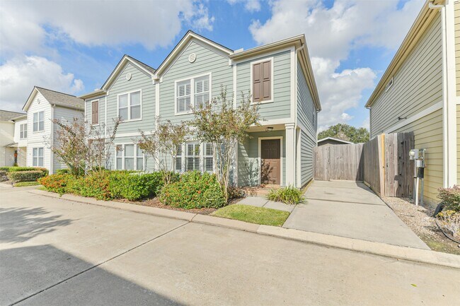 Building Photo - 738 Redwing Pl Dr