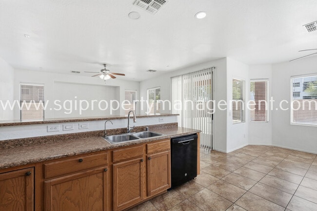 Building Photo - 6827 N 71st Dr