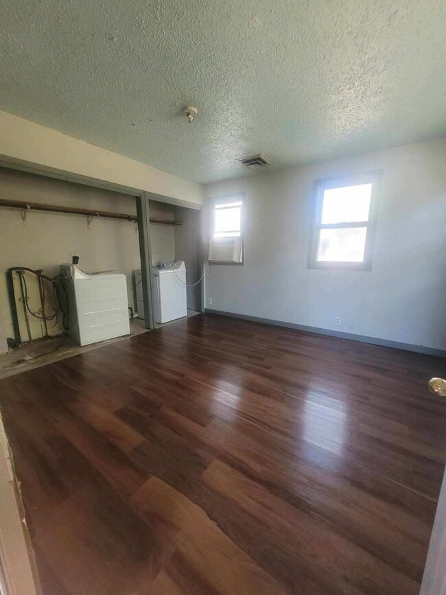 Building Photo - $699 - 2 bed 1 bath - Single Family Home