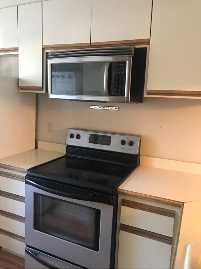 Building Photo - 2 Bedroom 1.5 Bath updated Condo