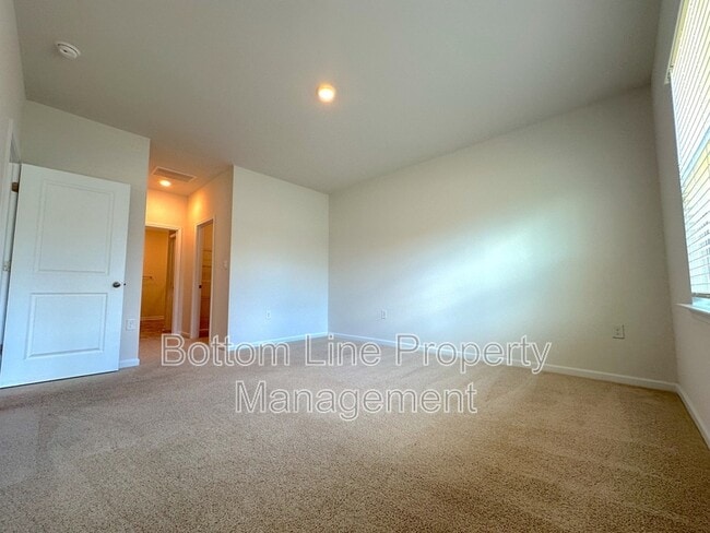 Building Photo - 211 Dogwood Crk Dr