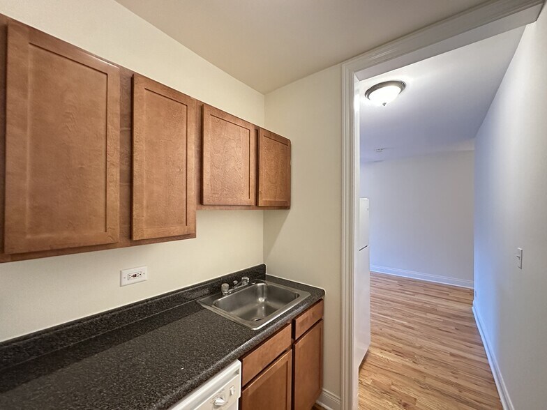 Building Photo - 633 W Cornelia Ave