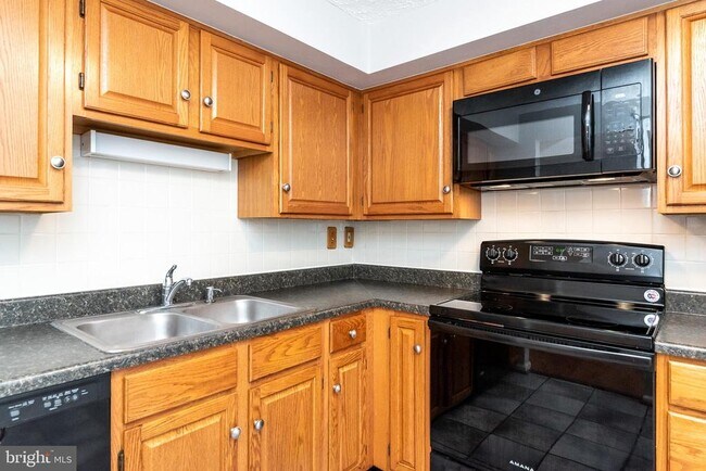 Building Photo - 3348 Raccoon Ct