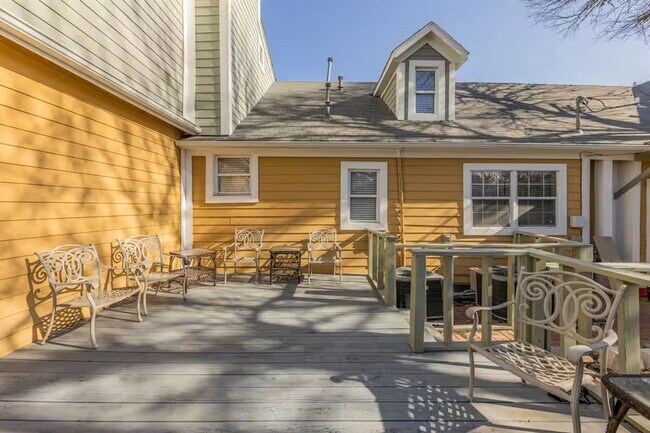 Building Photo - 1212 N Main St