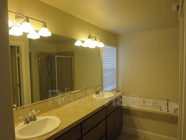 Building Photo - 3006 NE Red Oak Dr