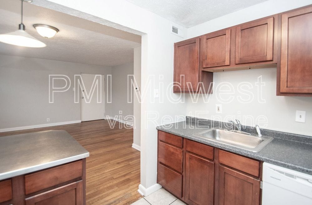 Building Photo - 146 E 19th St