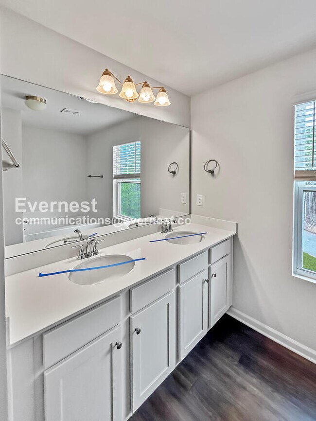 Building Photo - 4 Bed, 2.5 Bath Home with Garage / Pet-Friendly / Vouchers Accepted / Coming Soon!