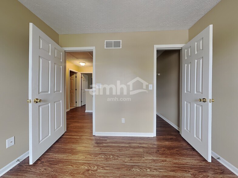 Building Photo - 627 Oak Forge Pl