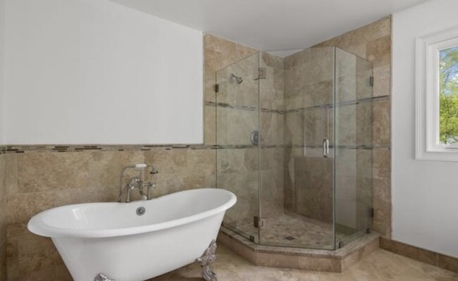 Primary bath/ensuite - 7432 Clifton Rd