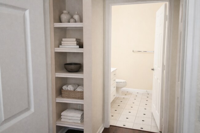 Building Photo - Stunning 2/2 Pool View Condo @ Park North Downtown Orlando !