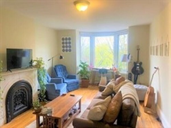 Building Photo - 207 W Newton St