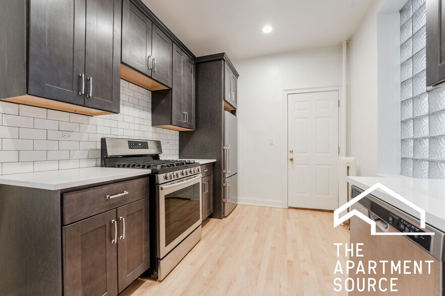 Building Photo - 652 W Buckingham Pl