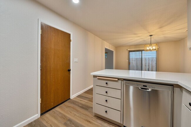 Building Photo - Updated 2 Bed, 2 Bath Duplex with Private Fenced Yard in Rescue!