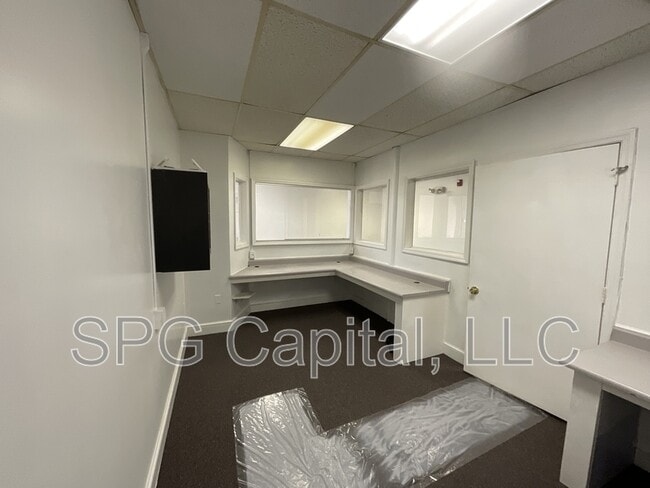 Building Photo - 5 Center Square