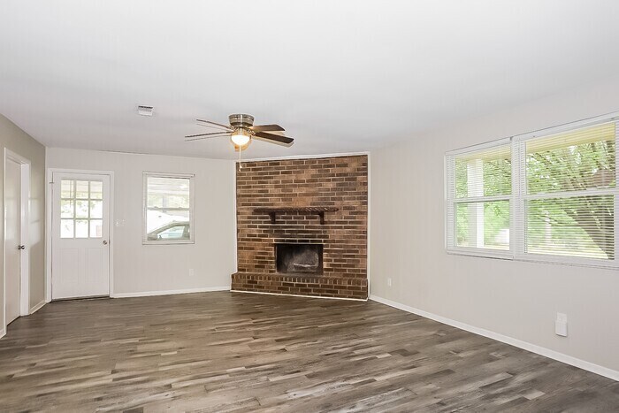 Building Photo - 217 Pineview Dr