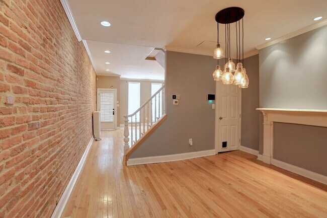 Building Photo - (2BD/1.5BA) Fabulous Patterson Park Townhome