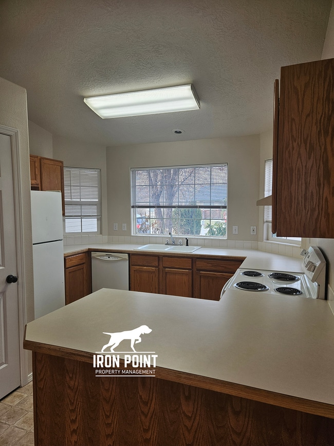 Building Photo - Candlestick Park Sub-3bed/2bath w/2 car ga...