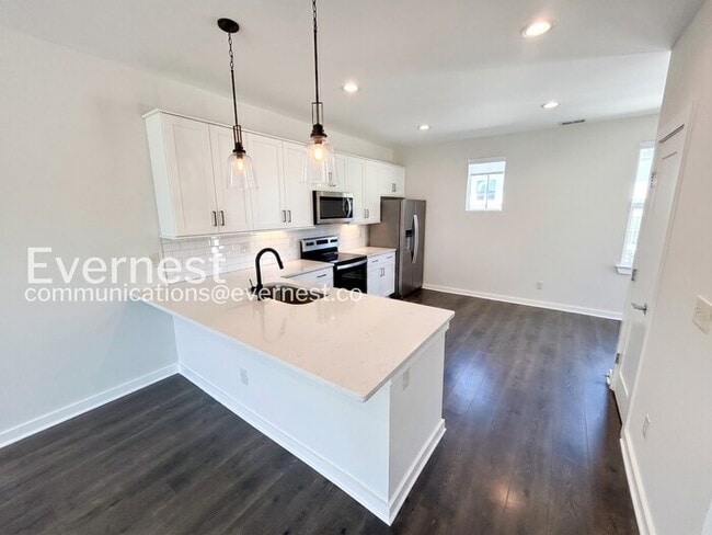 Building Photo - Limited Time Special Offer / 2 Bed/2.5 Bath Townhome with Off-Street Parking / Pet-Friendly / Ava...
