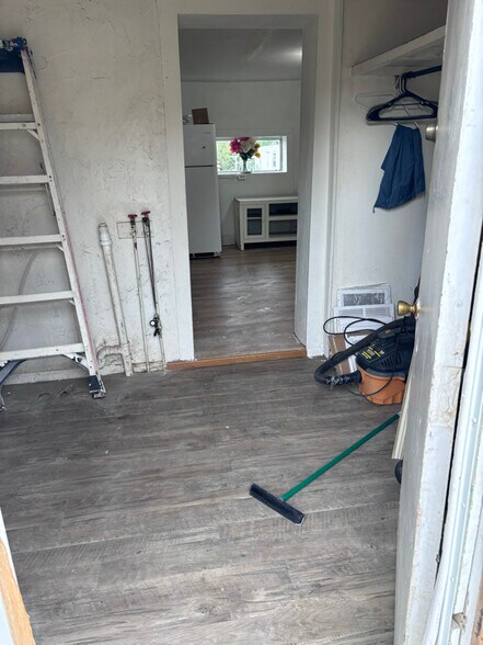 Building Photo - 205 N Hendren Ave