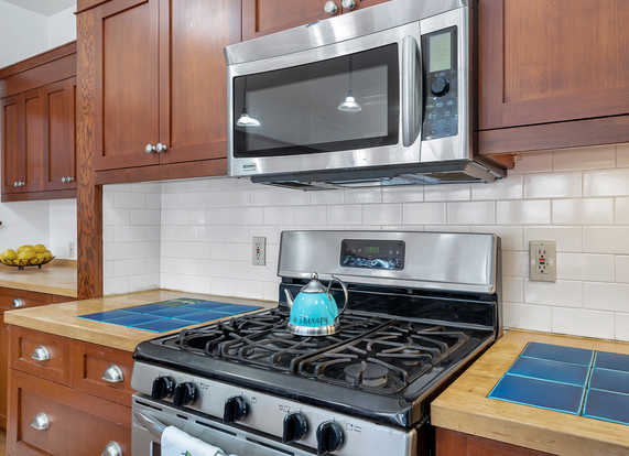 kitchen with gas stove - 2945 Raymond Ave