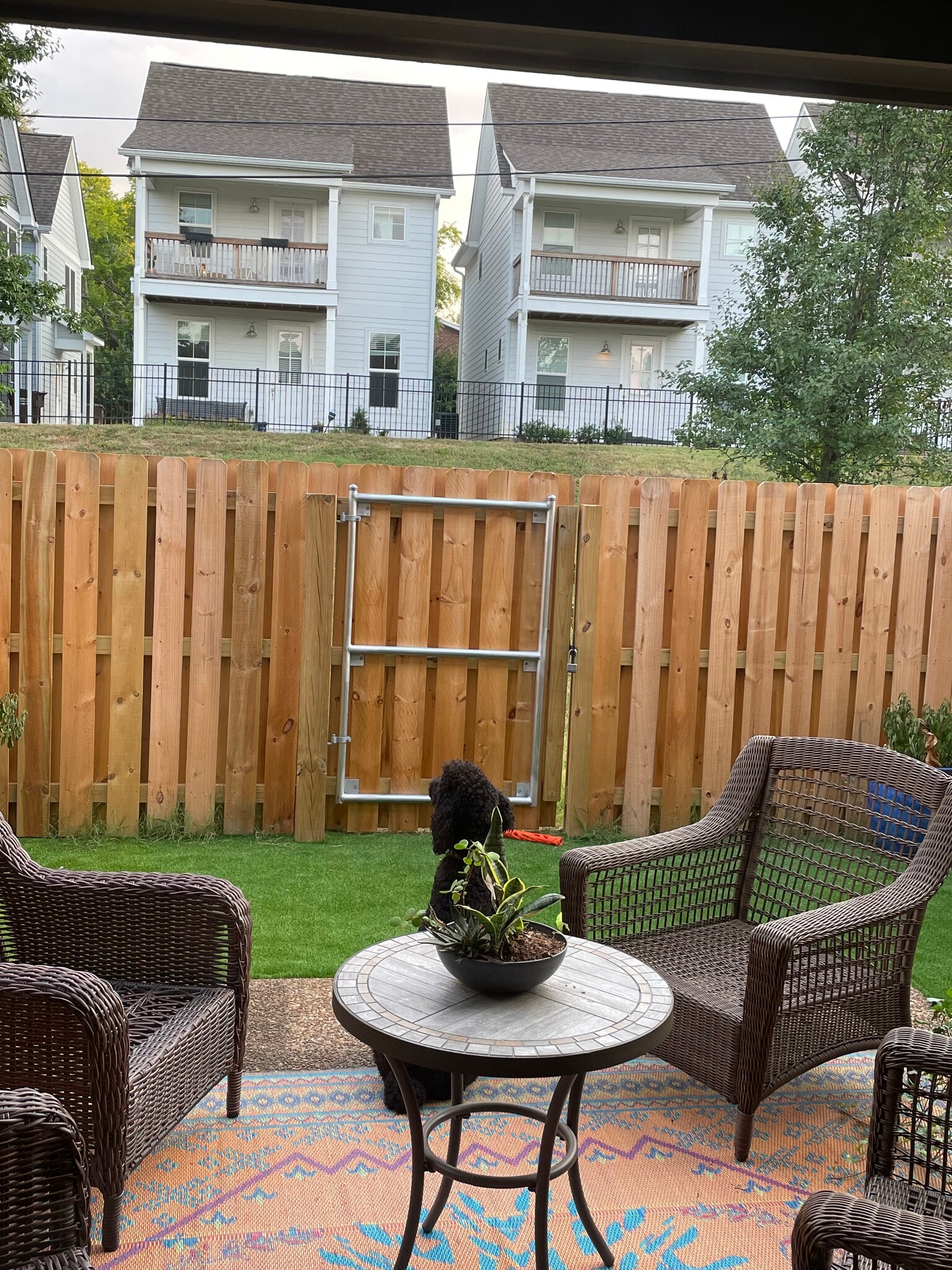 Patio w/turf - 105 Ellington Pl