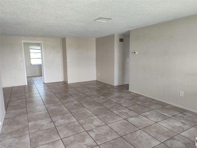 Building Photo - 2333 Roselawn Dr