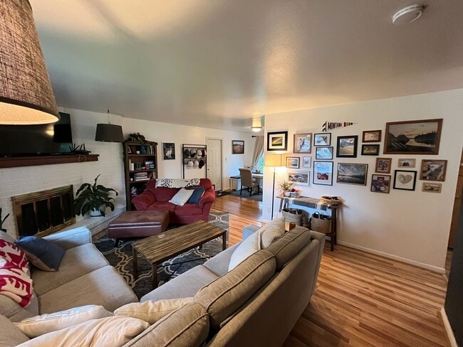 Building Photo - FULLY FURNISHED Midtown Three Bedroom Space for Rent, Great Location!