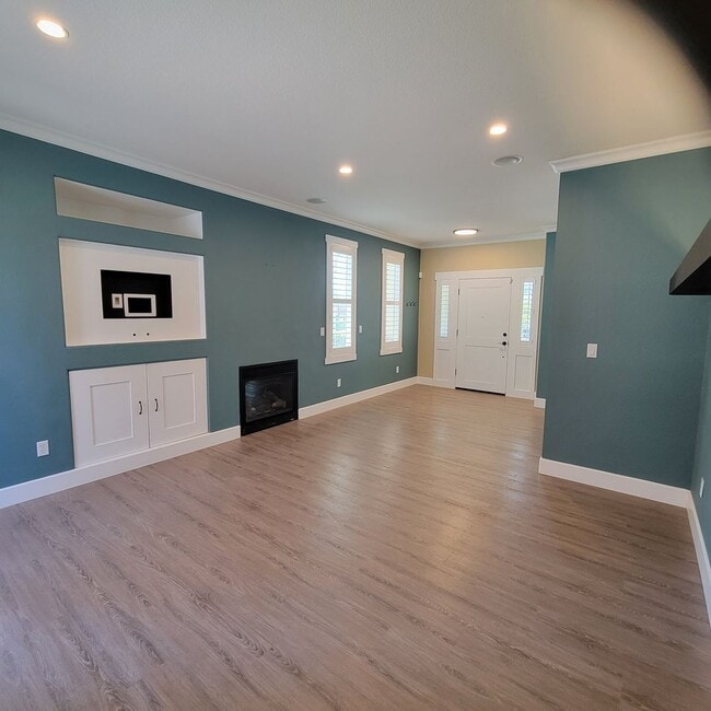 Building Photo - Big Beautifully updated 4-bedroom 2.5 bath...
