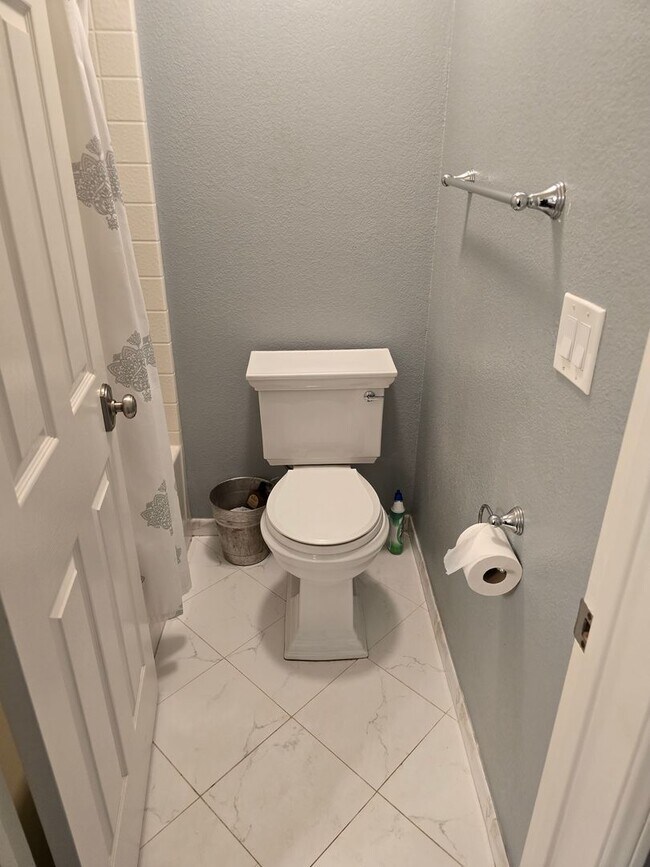 Building Photo - Three bedroom, three bathroom townhouse wi...