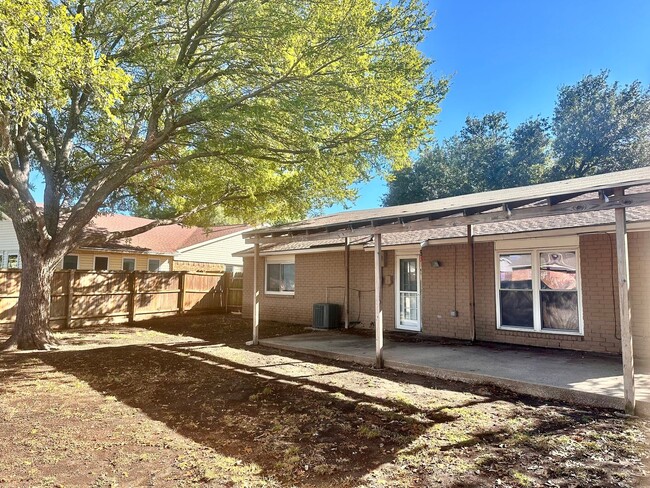 Building Photo - Cozy 3 Bedroom 2 Bath Great location in Th...