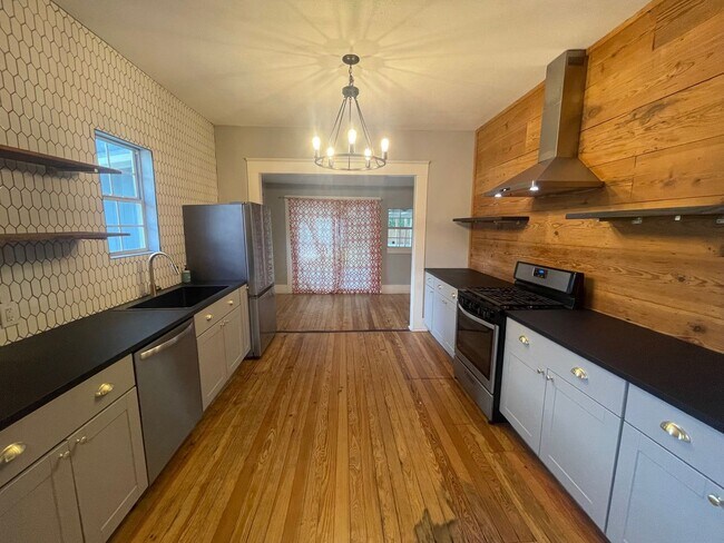 Building Photo - Woodlawn Gem!!