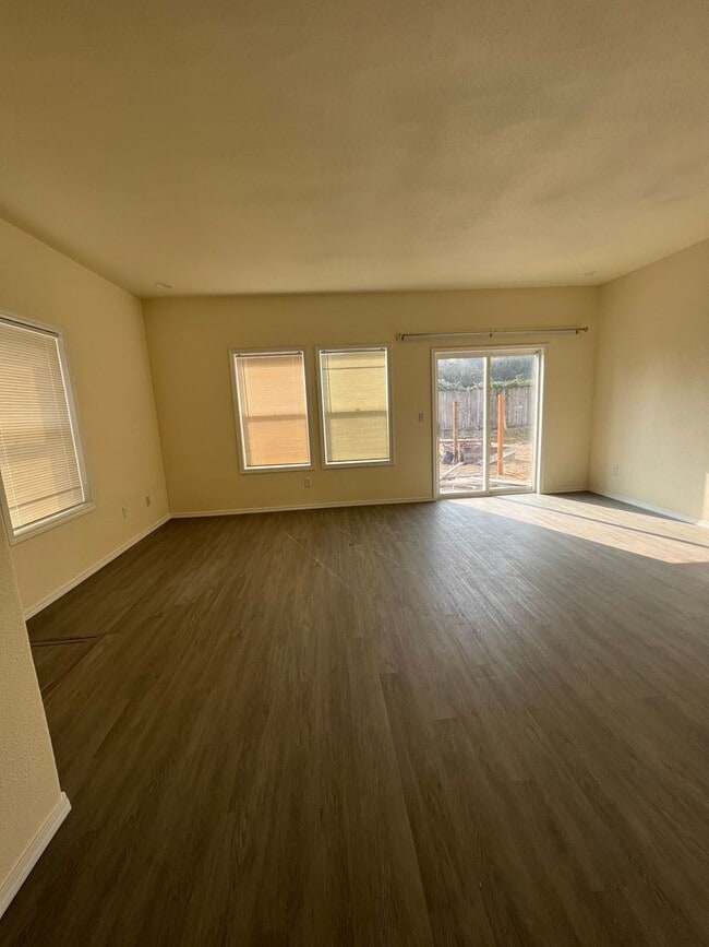 Building Photo - 3-bedroom 2 1/2 bath duplex in Springfield