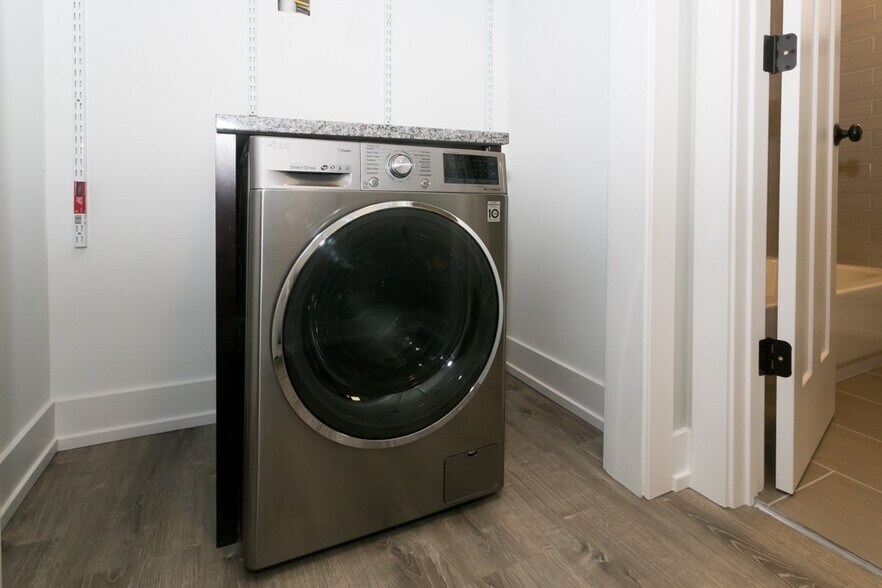 Building Photo - 735 W Brompton Ave