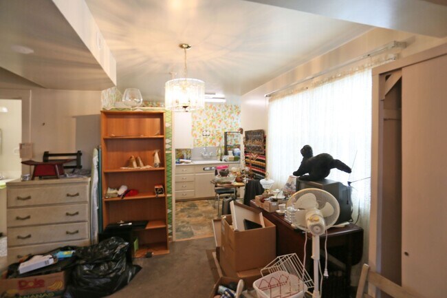 Building Photo - Two-story, 3BR/2.5BA Single family home including Lower-Level Suite with Bath & Kitchenette in Gl...