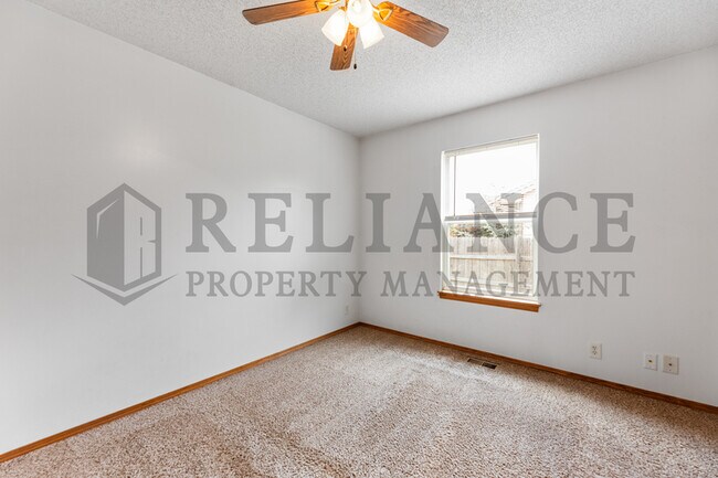 Building Photo - 621 S Longbranch Dr