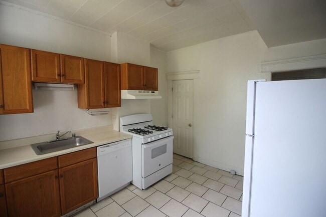 Building Photo - 225 W 29th St