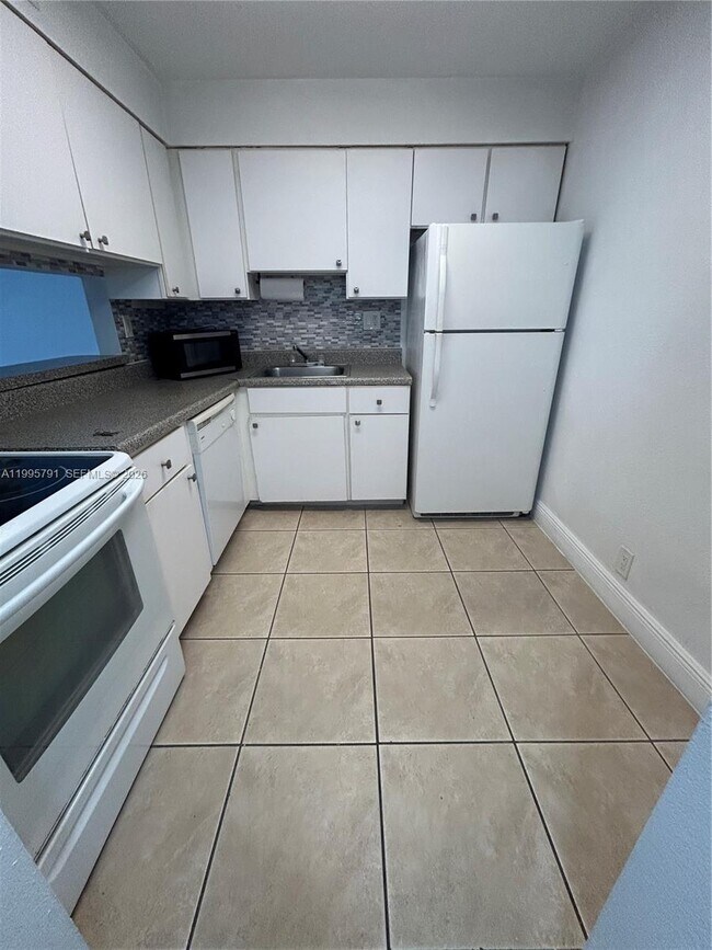 Building Photo - 5201 Geneva Ct